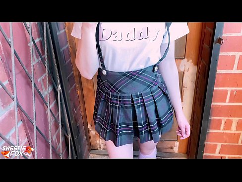 ❤️ Msichana wa shule Ananyonya Dick yake kwa kina na kutombana badala ya madarasa. Video ya kutatanisha ❌️❤
