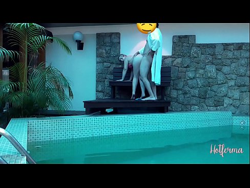 ❤️ Bosi anamwalika kijakazi kwenye bwawa, lakini hakuweza kupinga joto kali Video ya kutatanisha ❌️❤