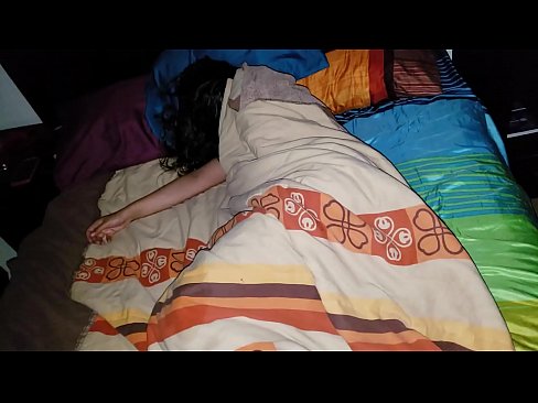❤️ Stepson akimtusi mama yake mdogo wa kambo wakati amelala. Video ya kutatanisha ❌️❤
