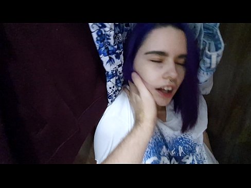 ❤️ Nilimkuta dada yangu chumbani na kumsaidia cum Video ya kutatanisha ❌️❤